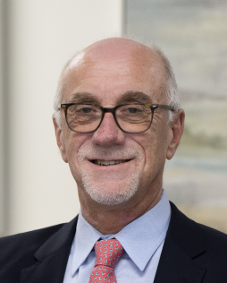 Dr.<br />
René Lerer